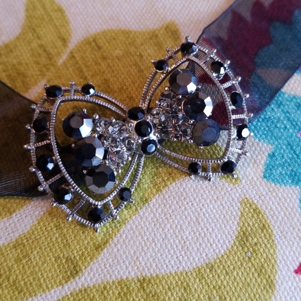 Bow tie chocker